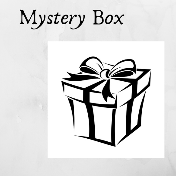 Other - Mystery Box with 7 high quality Size M items